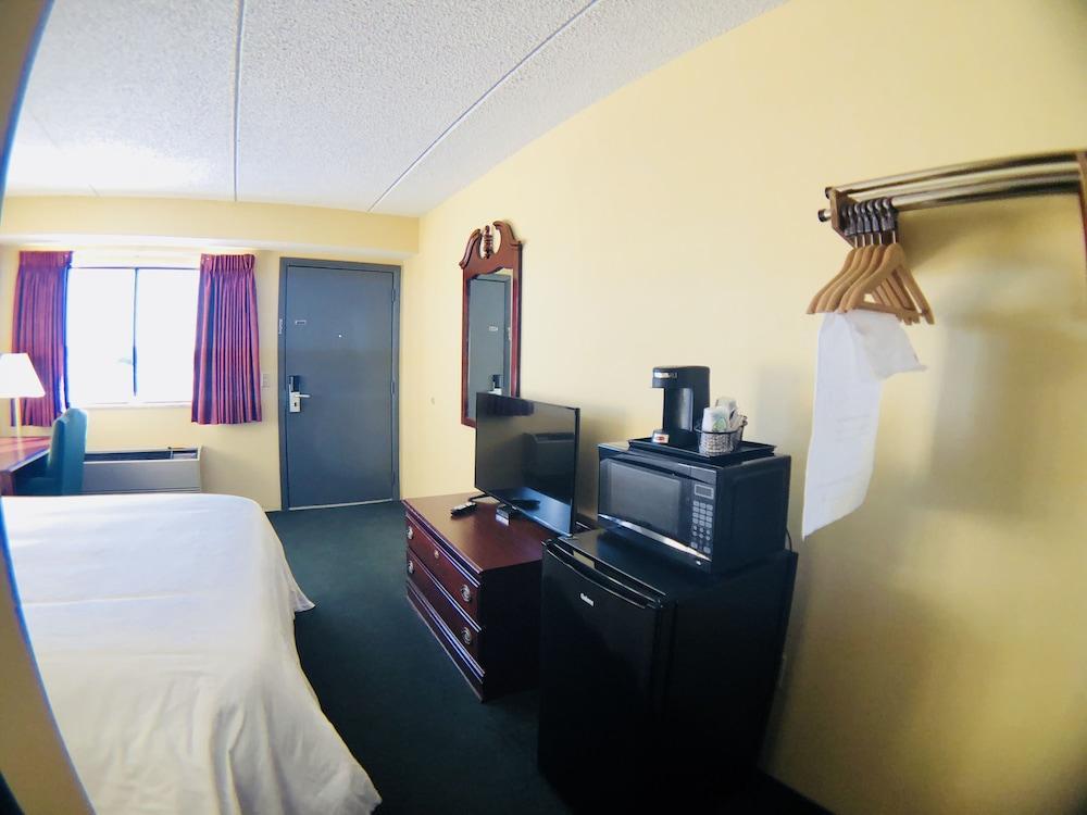 Super 8 By Wyndham Petoskey Hotel Exterior photo
