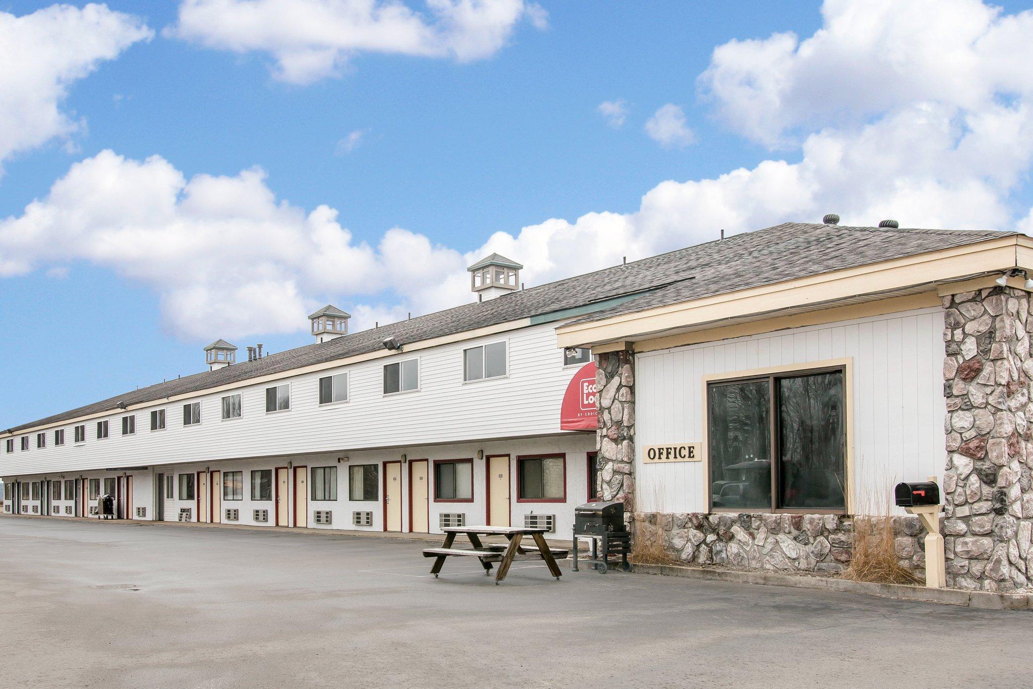 Super 8 By Wyndham Petoskey Hotel Exterior photo