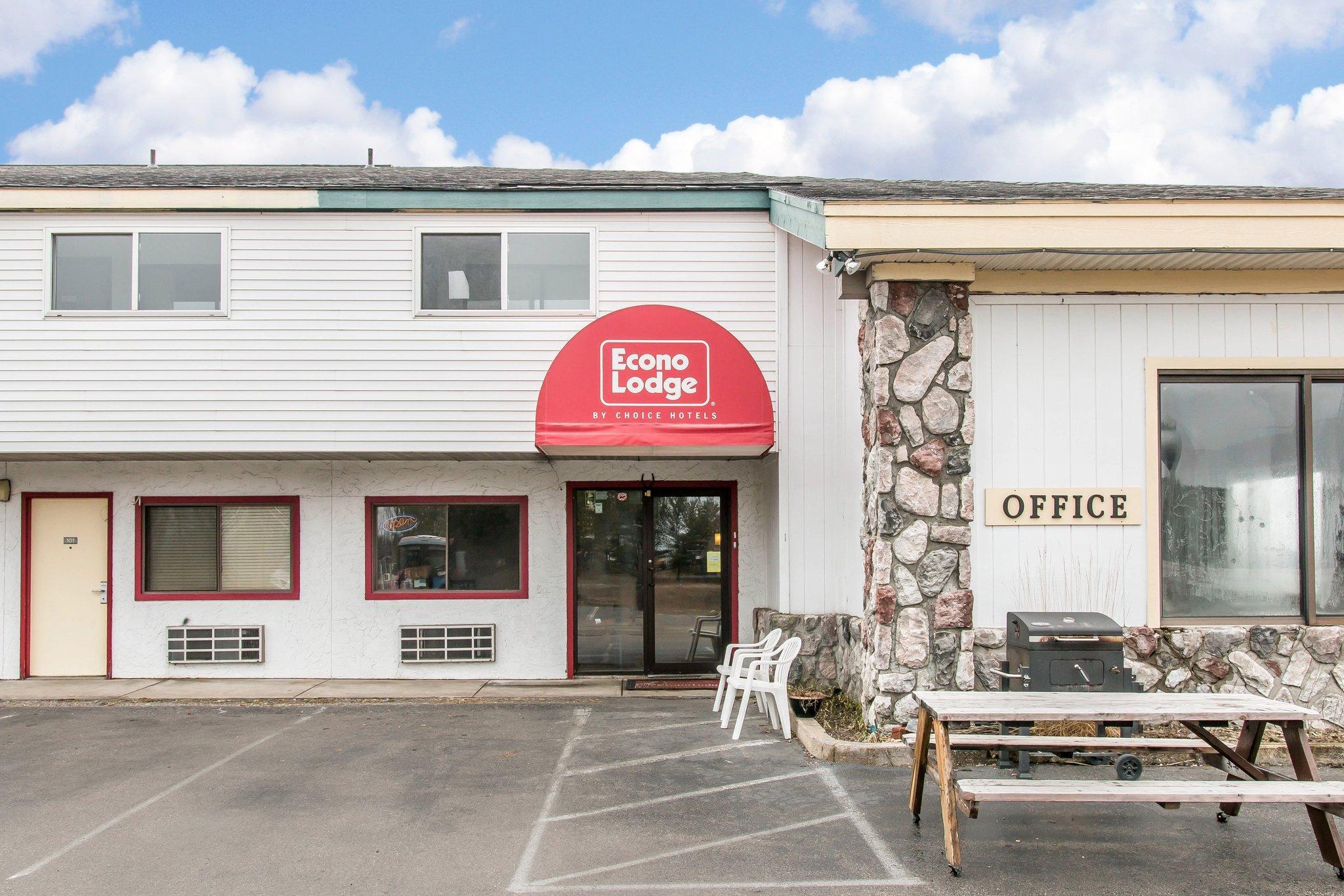 Super 8 By Wyndham Petoskey Hotel Exterior photo