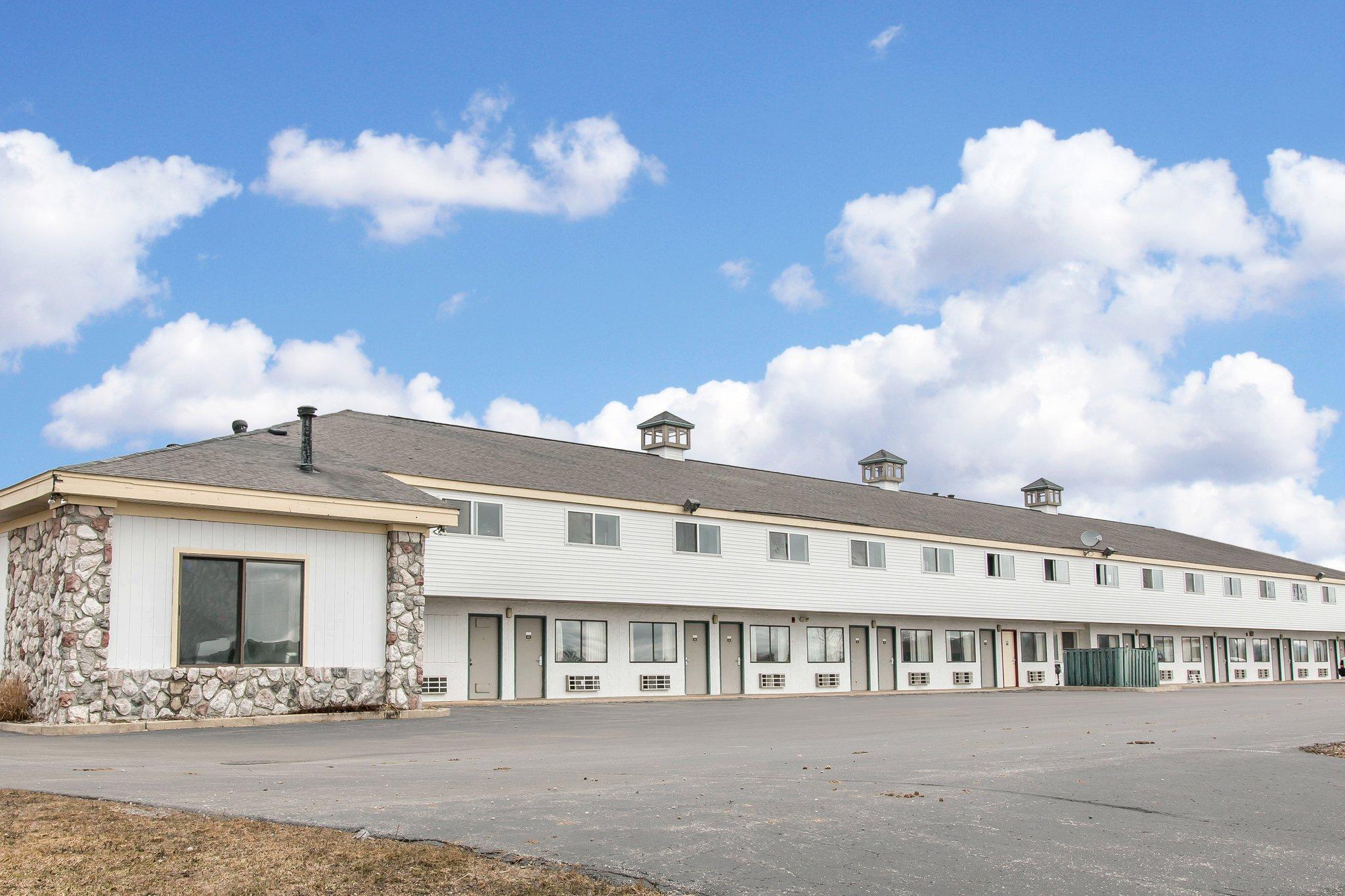 Super 8 By Wyndham Petoskey Hotel Exterior photo