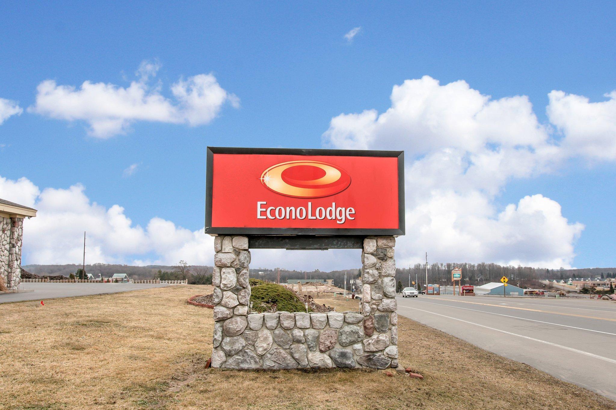Super 8 By Wyndham Petoskey Hotel Exterior photo