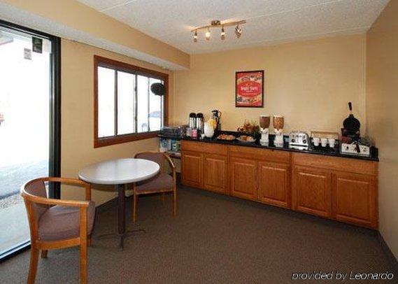 Super 8 By Wyndham Petoskey Hotel Restaurant photo